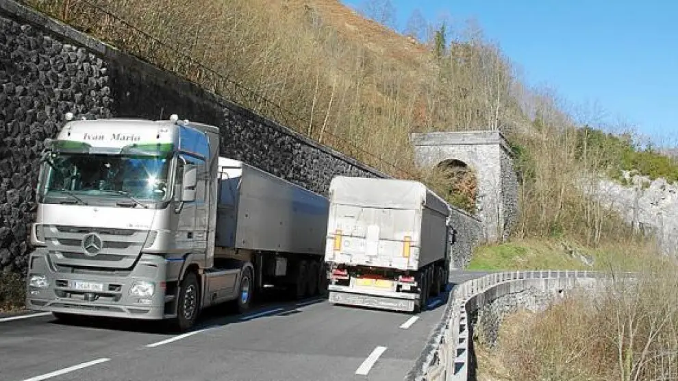 Los camiones españoles se adueñan de la carretera RN-134 en el valle del Aspe por el Somport. Línea férrea abandonada, en Etsaut.