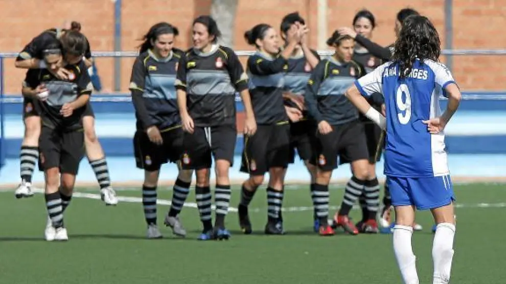 La jugadora del Prainsa Ana Borges mira cómo sus rivales celebran uno de sus goles.