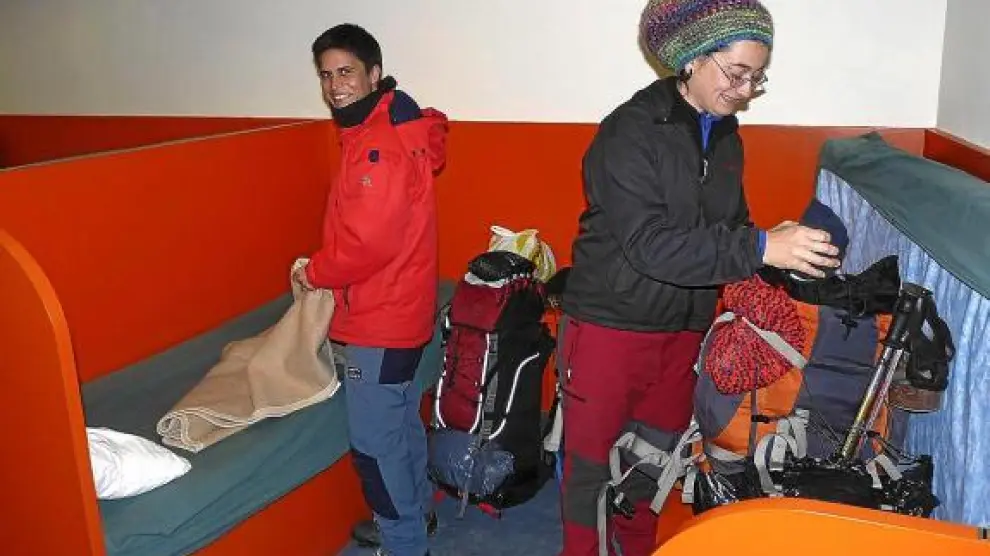 Dos peregrinas en el albergue de Jaca, que en los meses de invierno está menos frecuentado.