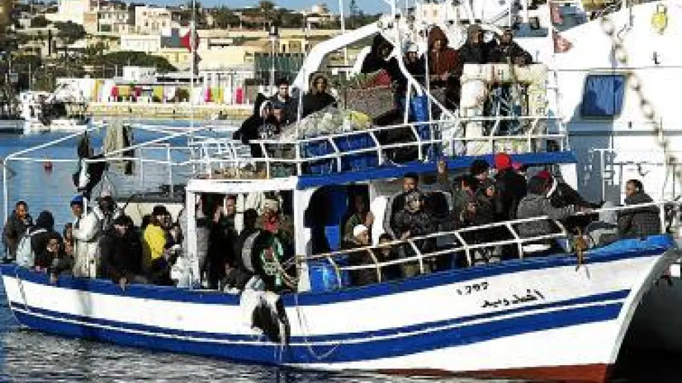 Una barca cargada de tunecinos llega a Lampedusa, ayer.