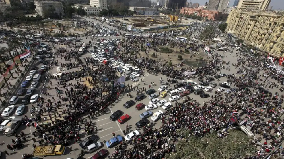 Vista general de la plaza Tahrir, donde siguen llegando miles de manifestantes