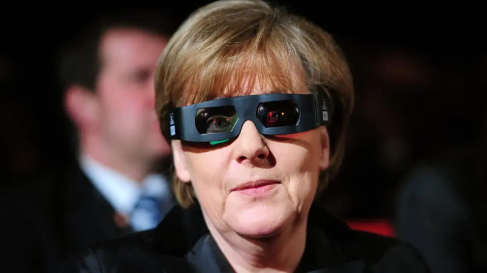 Angela Merkel con las gafas 3D en el festival de Berlín