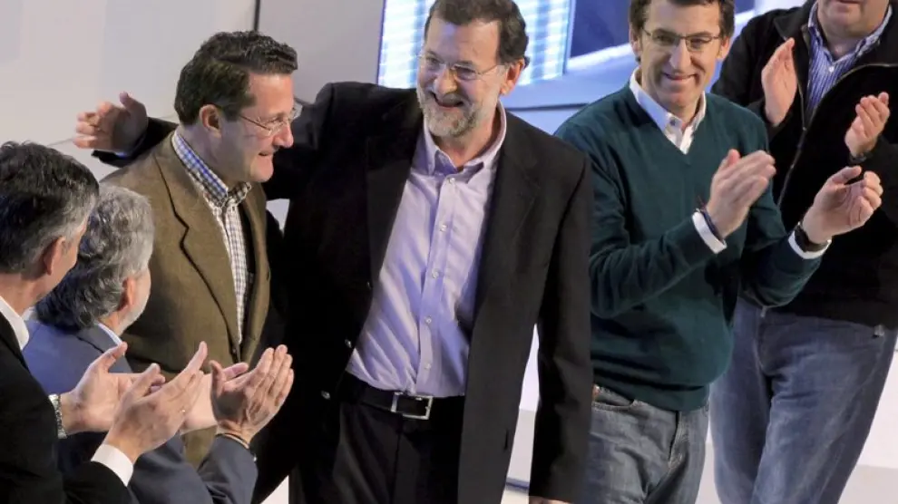 El presidente del PP, Mariano Rajoy, junto a los candidato a las alcaldías gallegas