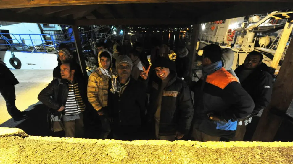Imigrantes tunecinos, anoche, a su llegada a Lampedusa