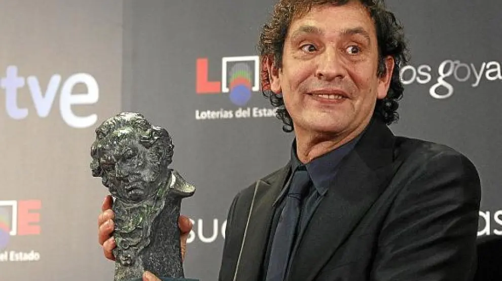 Agustí Villaronga, con uno de los bustos de Goya con que la Academia premió su cinta 'Pan negro'.