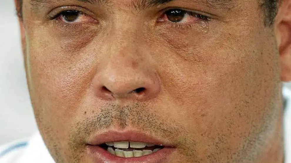El brasileño Ronaldo, con lágrimas en los ojos, anuncia el final de su carrera deportiva.