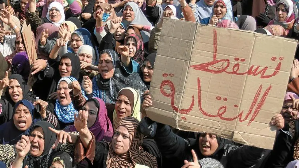 Decenas de mujeres se manifiestan por mejores condiciones laborales, ayer en la ciudad egipcia de Mansoura.