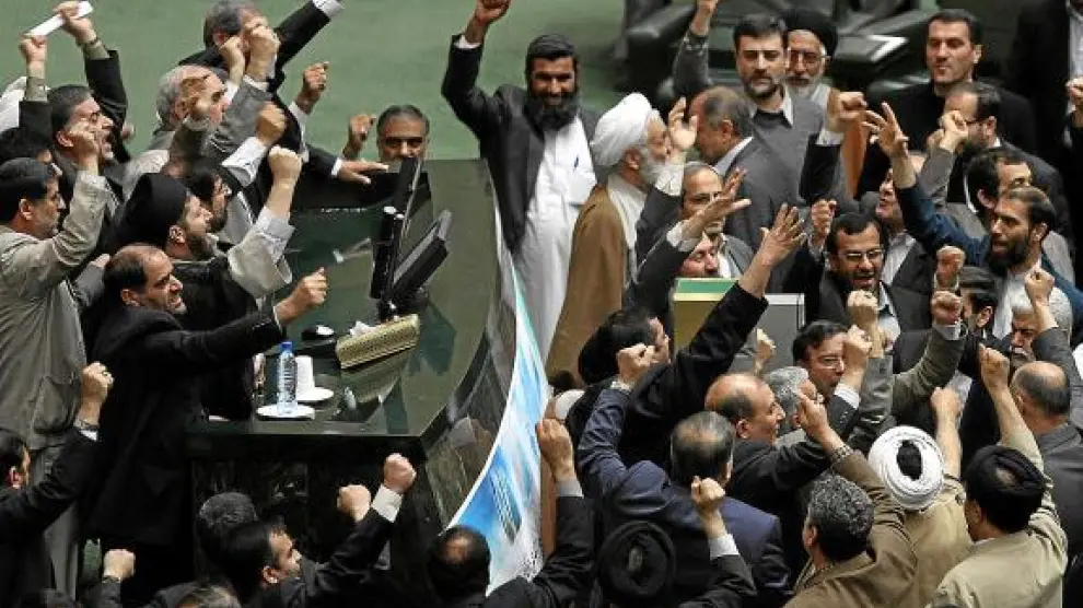 Diputados iraníes piden el procesamiento de los líderes de la oposición, ayer en el Parlamento.