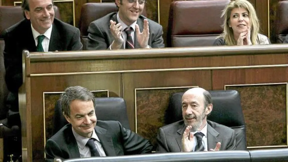Zapatero, Rubalcaba y otros diputados socialistas, aplaudieron la aprobación de la ley.