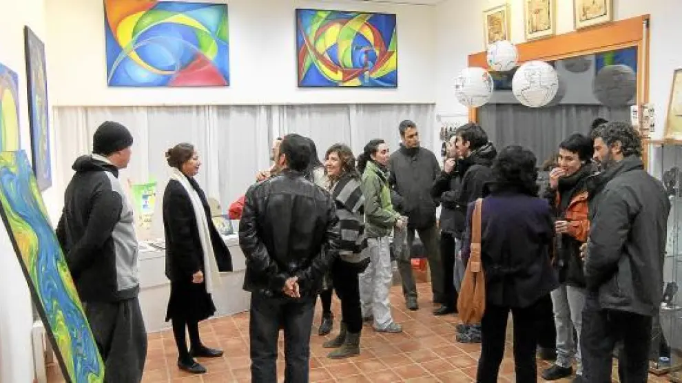 La artista (segunda por la izquierda) recibió a los asistentes en la inauguración de la exposición.