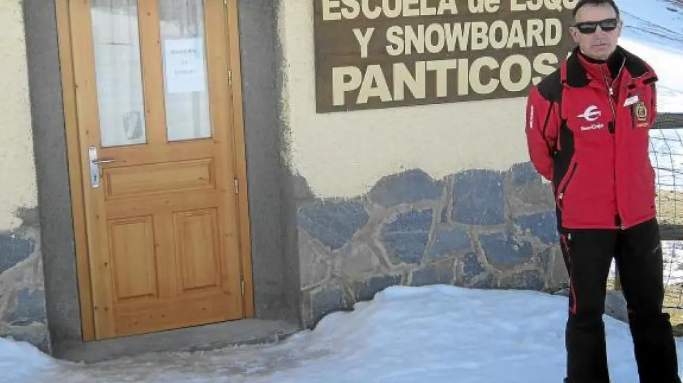 José María Lapuente, en la entrada de la escuela de la estación de esquí de Panticosa.