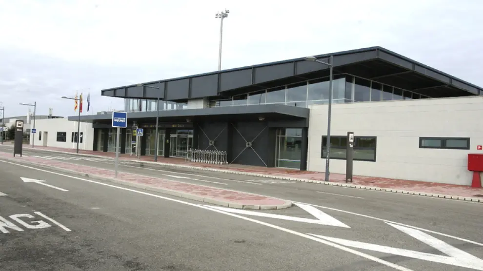 El aeropuerto Huesca-Pirineos estaba ayer totalmente vacío.