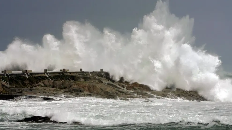 Una ola rompe en La Coruña