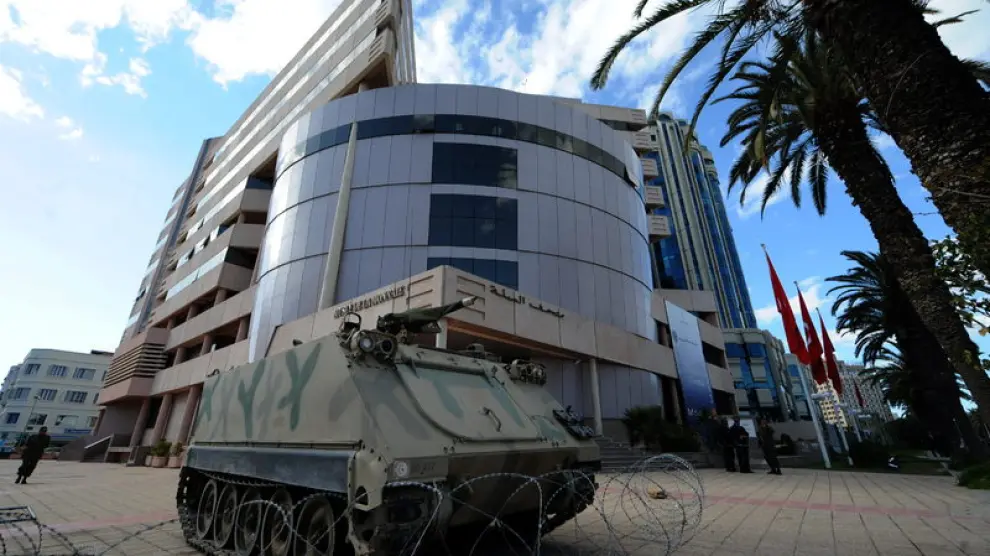 Soldados hacen guardia frente al Banco Central de Túnez