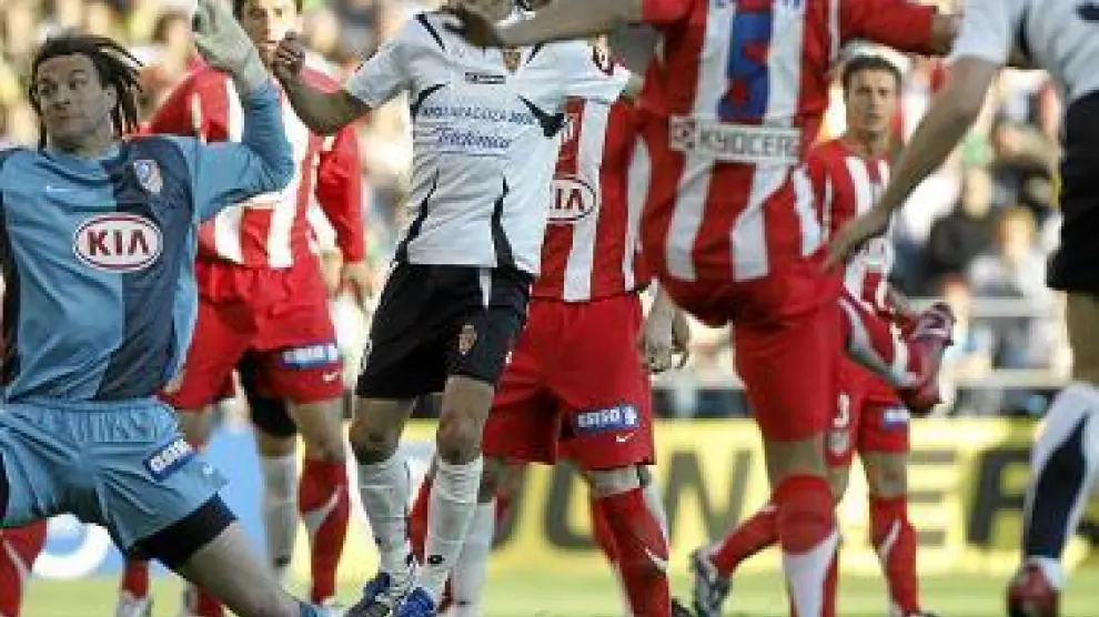 Leo Franco, peinado con rastas, encaja un gol en La Romareda en presencia de Aimar y Sergio García.