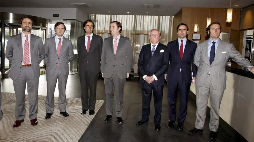 José María Ruiz Mateos (3d), acompañado de seis de sus hijos para anunciar que diez empresas de Nueva Rumasa se han acogido al procedimiento especial de la Ley Concursal