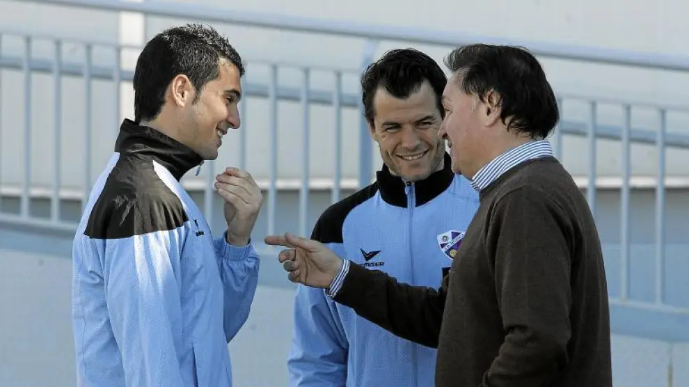 Lasaosa, vicepresidente del club, charla con Andrés, recién renovado en Osasuna, ante la presencia de Camacho.