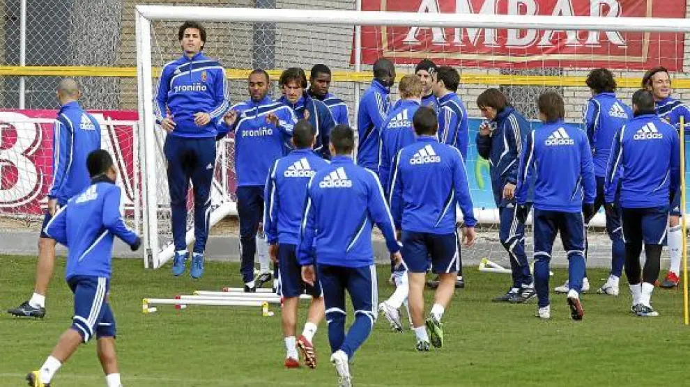 Los futbolistas del Real Zaragoza durante un entrenamiento en la Ciudad Deportiva.
