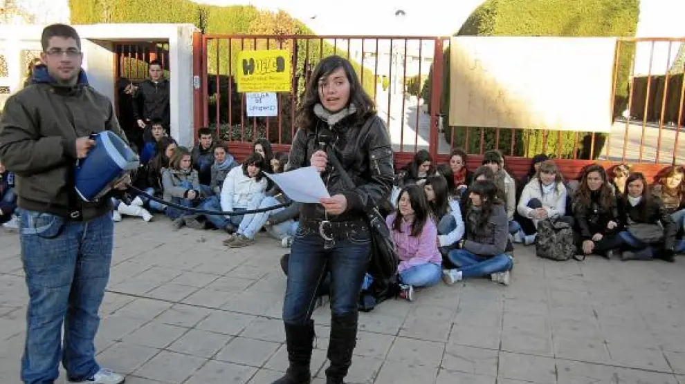 Los estudiantes del IES Bajo Aragón de Alcañiz, concentrados a las puertas del centro de educación.