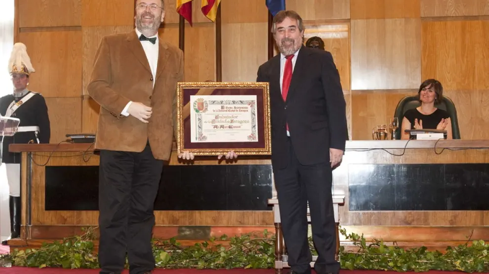 Eduardo López Banzo recibe el título de manos del alcalde de Zaragoza
