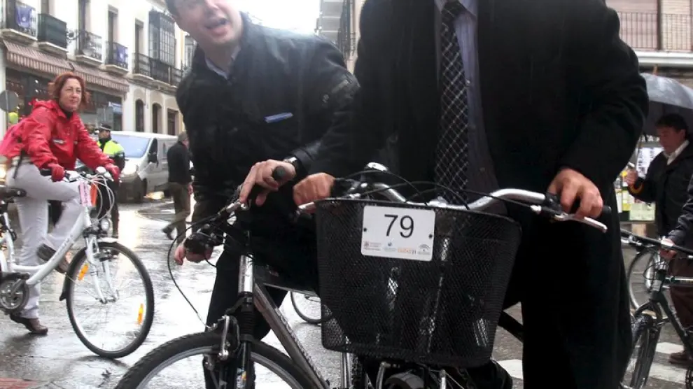 El director general de Tráfico, Pere Navarro (d) acompañado por otras autoridades , pasean en bicicleta con motivo del II Encuentro de Ciudades para la Seguridad Vial de Córdoba.