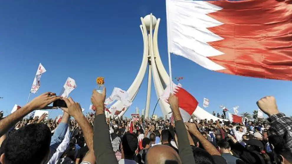 Miles de bahreiníes se manifiestan en la céntrica plaza Lulu de Manama, ayer.