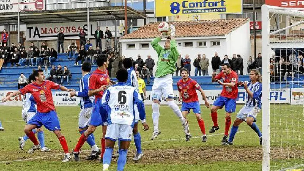 El portero del Atlético Baleares ataja un balón por alto.