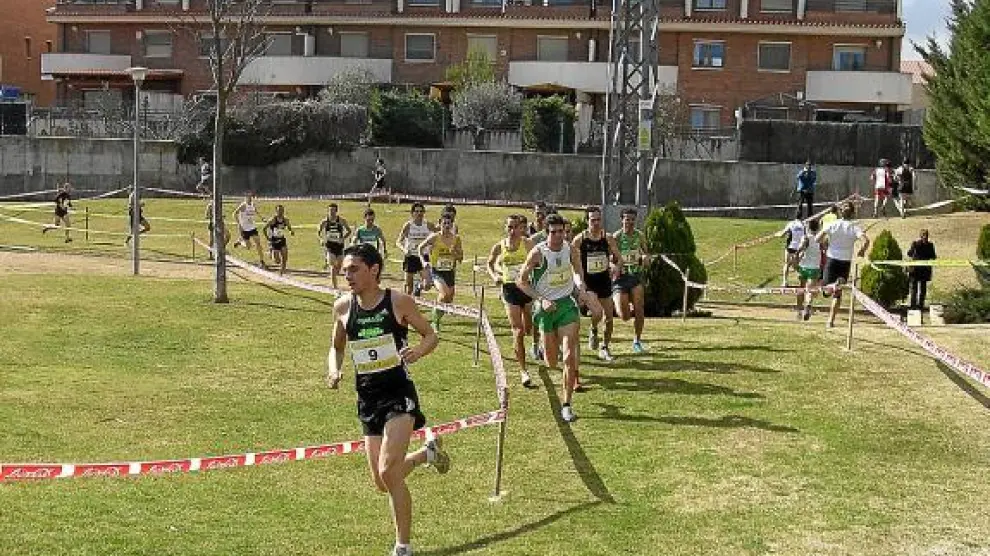 Un momento de la carrera masculina del XII Cross Ciudad de Calatayud disputado ayer.