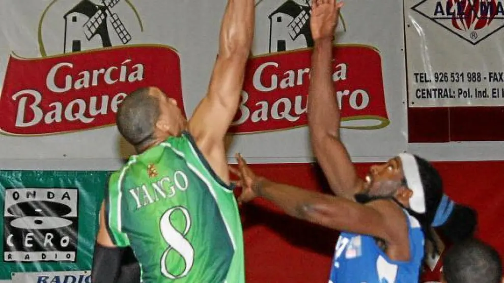 Yango, el jugador del Lobe con más valoración en el partido contra Alcázar, gana el salto a un rival.