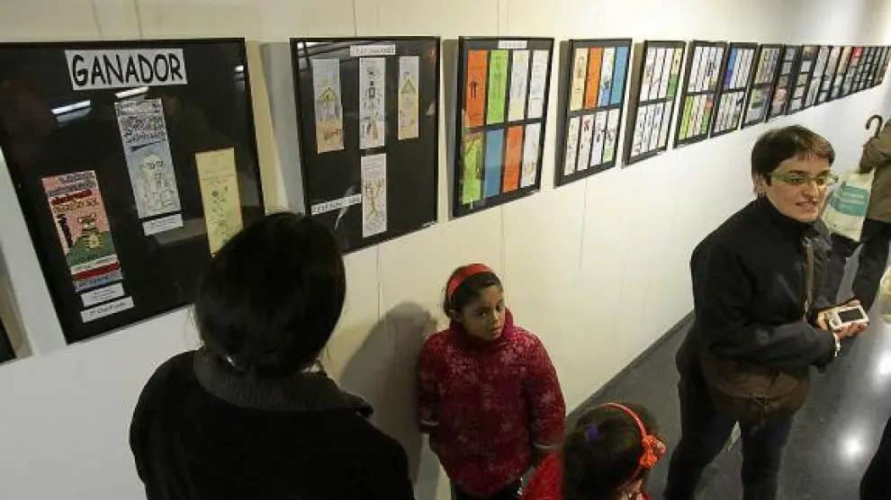 Visitantes de la exposición del II concurso de marcapáginas, en el Centro Cívico Santiago Escartín.