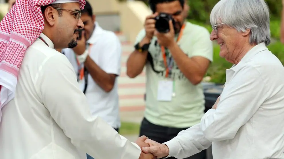El jeque bahreiní Salman bin Hamad al Jalifa estrecha la mano con Bernie Ecclestone