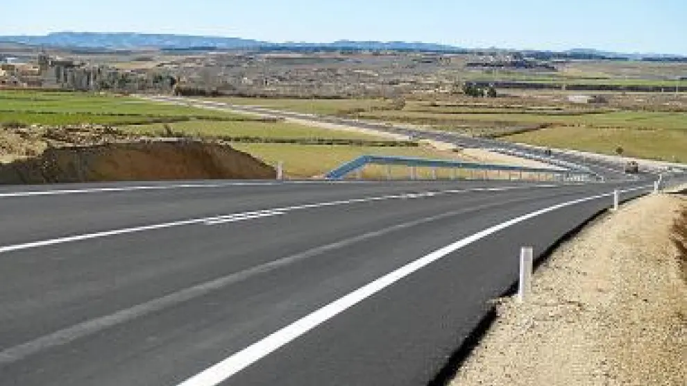 Imagen de la remodelada carretera, con Poleñino al fondo.