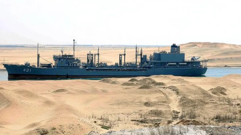 Un barco de guerra iraní navega por el canal de Suez en Ismailia (Egipto), tras conseguir los permisos del Ministerio de Defensa egipcio.