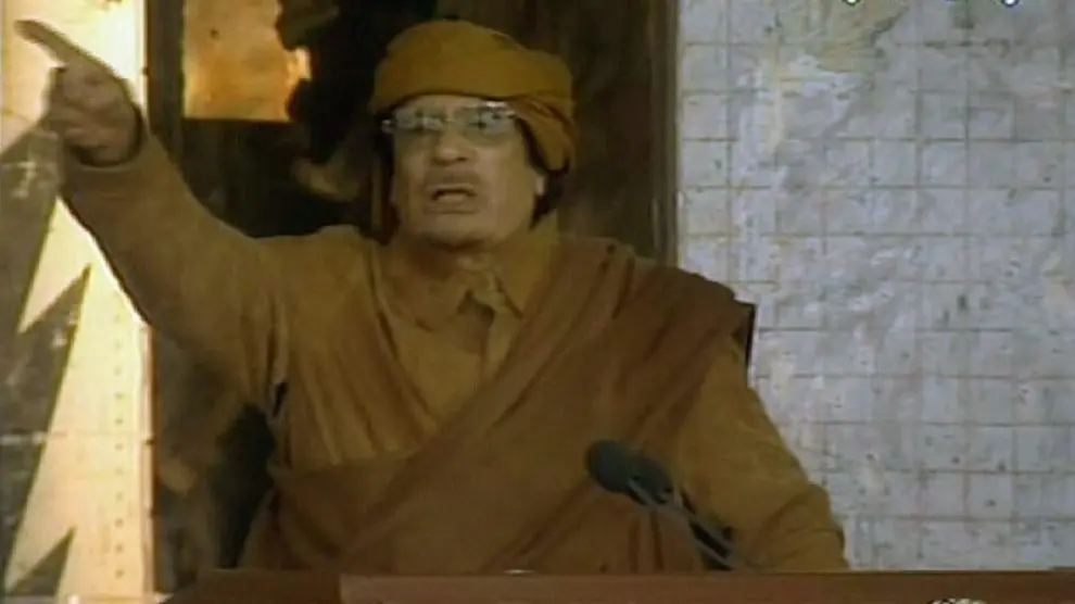 Muamar Gadafi, hablando durante su comparecencia para una televisión libia