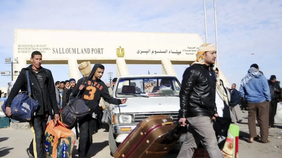 Miles de egipcios huyen de Libia