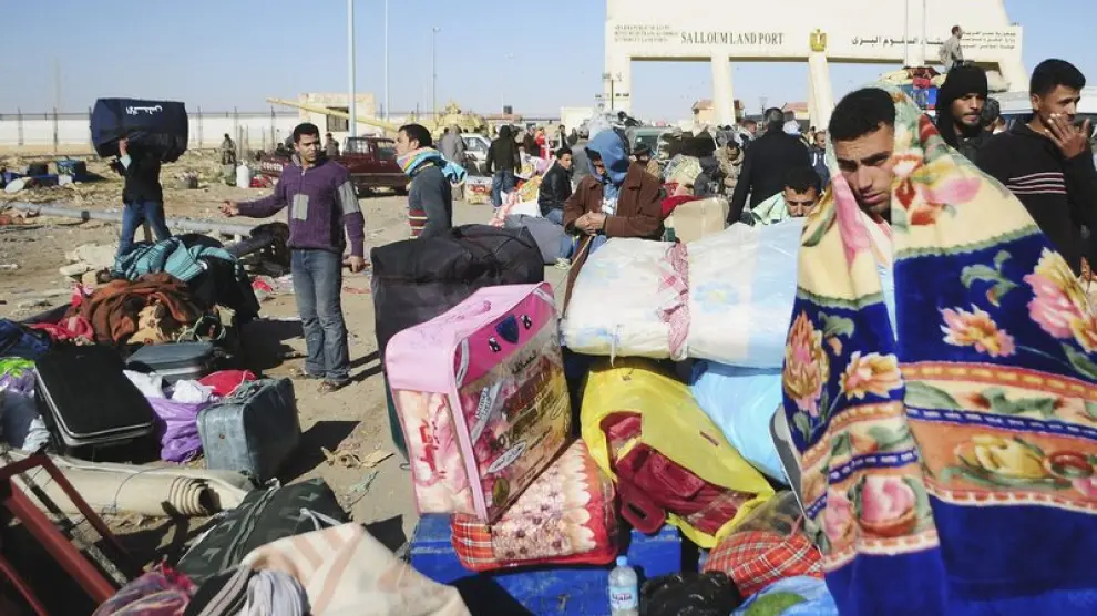 Ciudadanos egipcios huyen de Libia en el puesto fronterizo de Salloum