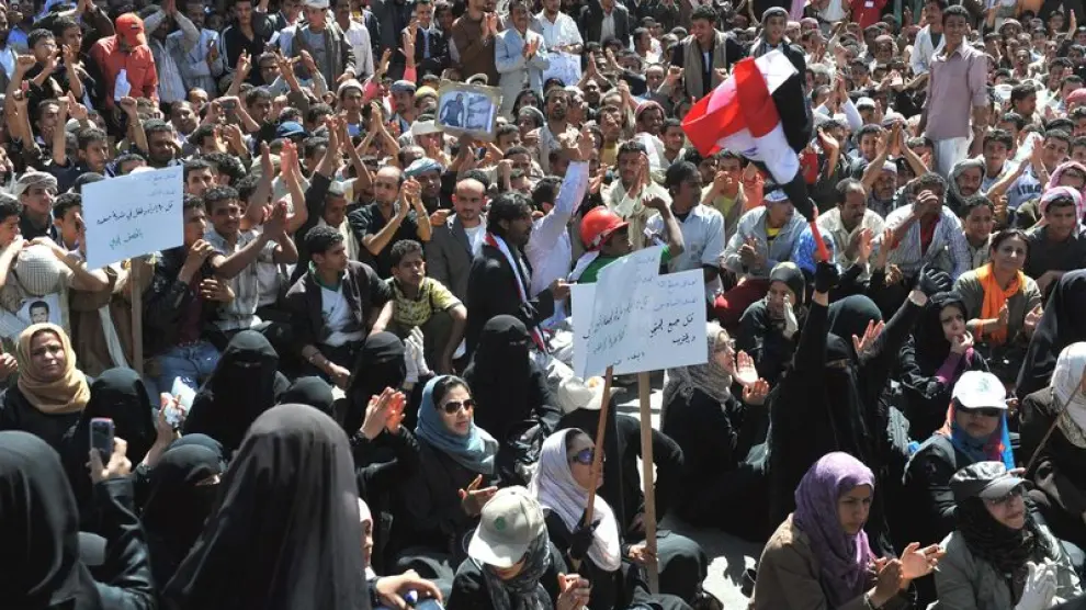 Un grupo de mujeres realizan una sentada de protesta contra el régimen de Alí Abdalá
