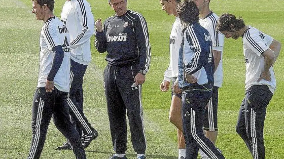 Mourinho da instrucciones a sus futbolistas, durante el entrenamiento de ayer.