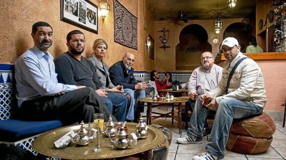 Abderraman Ben Chaabane, Sharef Abusia, Khadija Izidi, Atef Younes, Fawad Nahhas y Ali Shaad, en una tetería de Zaragoza.