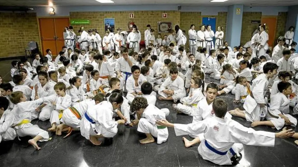Alrededor de 400 karatecas participaron en una exhibición técnica.