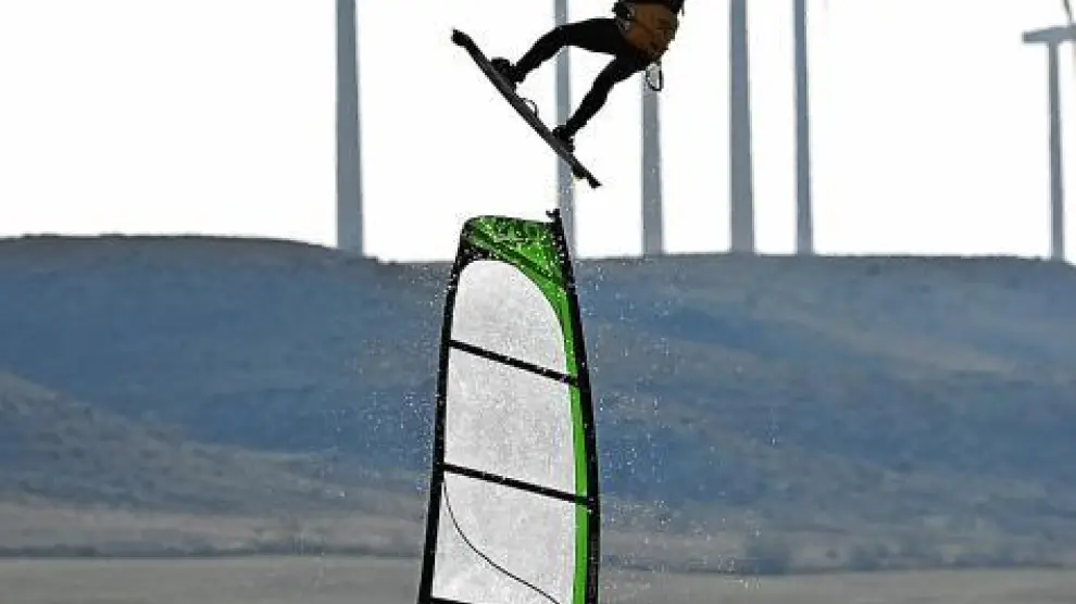 Practicantes de windsurf -con vela- y de kitesurf -con cometa-, el pasado jueves, en el embalse de La Loteta.
