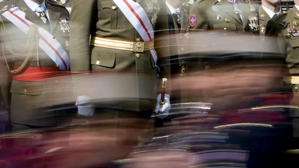 El príncipe Felipe, durante la parada militar celebrada al final del acto conmemorativo del XXV aniversario de la jura de bandera de la XLV Promoción de la Academia General Militar de Zaragoza