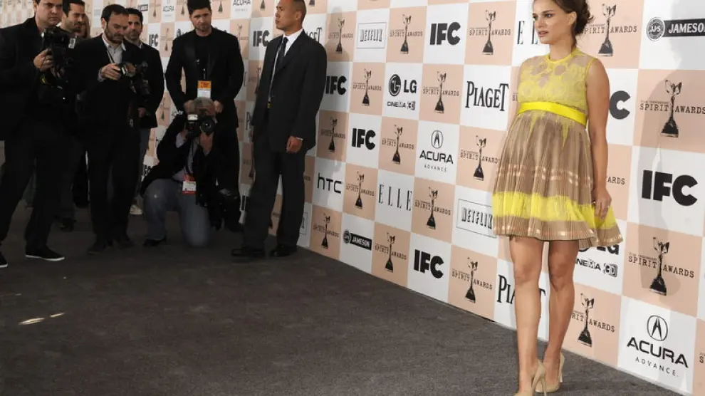 Natalie Portman posa para los fotógrafos en los Premios de Cine Independent Spirit
