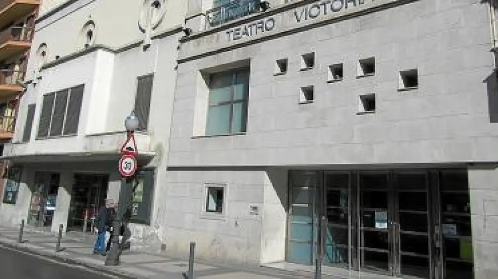 El teatro cine Victoria está anexo al centro escolar de Monzón.
