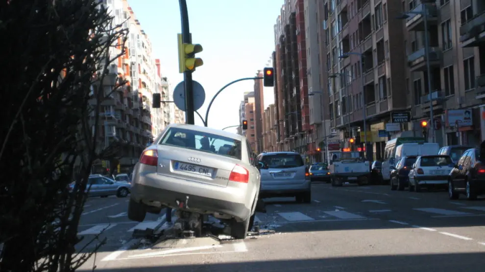 Vehículo implicado en el accidente de Avenida Tenor Fleta.