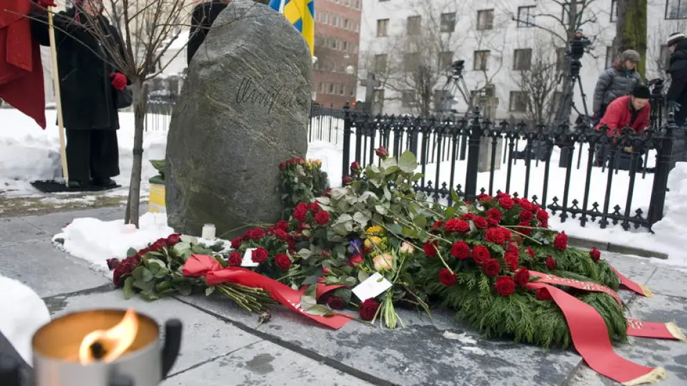 Ofrenda floral en la tumba del primer ministro sueco en el 25 aniversario de su asesinato