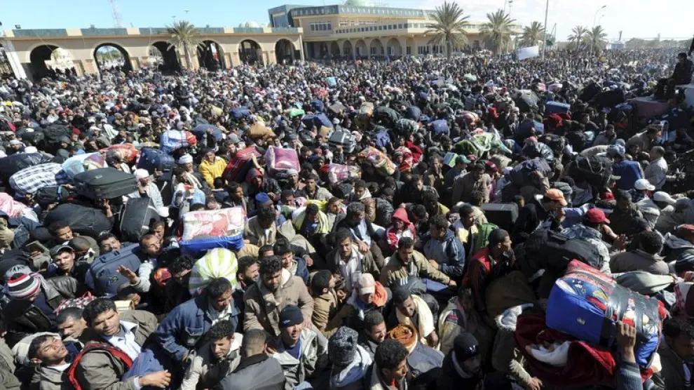 Miles de personas aguardan en el paso fronterizo de Ras el Jedir
