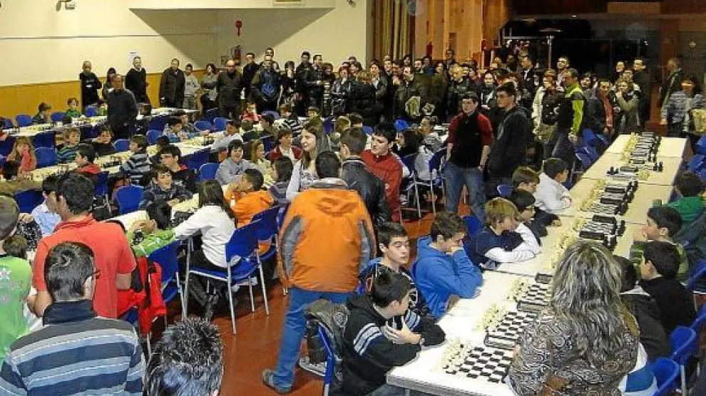 Numerosos tableros para participar en el torneo escolar celebrado el pasado domingo en Binéfar.