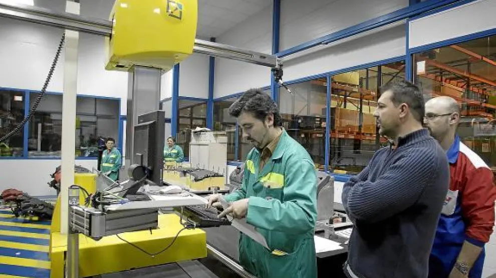Imagen de la fabricación del salpicadero del nuevo Meriva en CEFA (Malpica) en marzo de 2010.