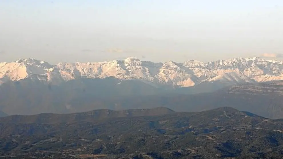 Las cumbres del Pirineo almacenan la mitad de nieve que en las mismas fechas de 2010.